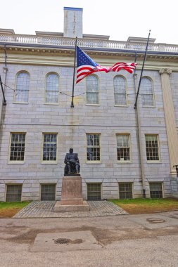 Camb Harvard Üniversitesi'nde Üniversite Salonu ve Harvard Heykeli
