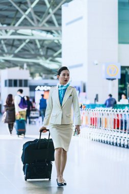 Incheon Uluslararası Havaalanı'nda Asyalı uçuş görevlisi