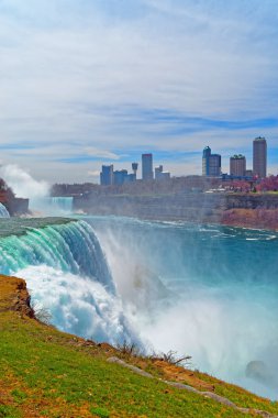 Kanada'da Niagara Şelalesi ve Gökdelenler