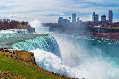 Niagara Falls ve Kanada tarafı içinde gökdelenler