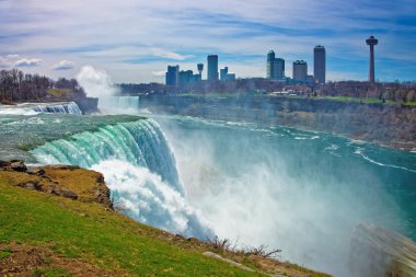 Niagara Falls Amerikan tarafı ve gökdelenler Kanada tarafından gelen
