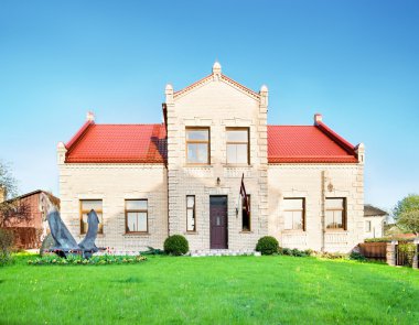 Letonya Ventspils bayraklı eski bina