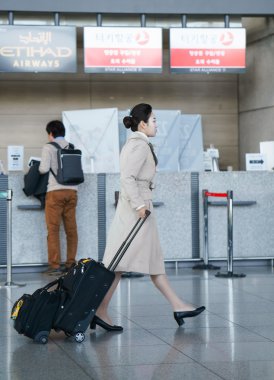 Incheon uluslararası havaalanında Asyalı kadın hava uçuş görevlisi