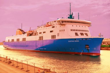 Liner Ventspils Venta Nehri üzerinde tonlama ile