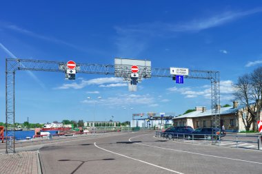 Ventspils Feribot terminali yakınındaki yol işaretleri