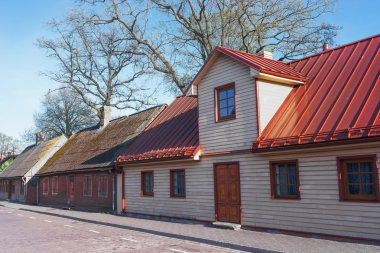 Letonya'daki Ventspils'teki eski binalara sokak manzarası