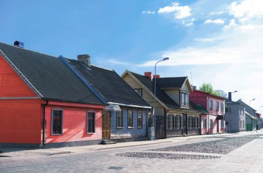 Letonya Ventspils Eski ahşap evler üzerinde Sokak görünümü