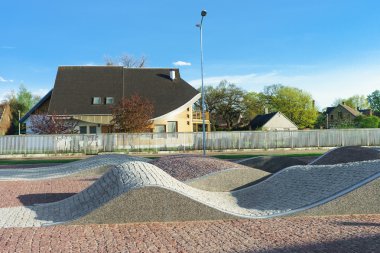 Venta Nehri'nin dolgularında dalga anıtı ve eski evler