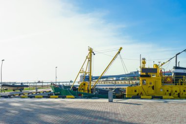Ventspils limanında kuru yük gemisi ve tekne