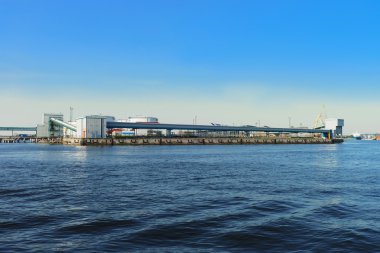 Ventspils limanında yakıt sığınakları ve sanayi fabrikası