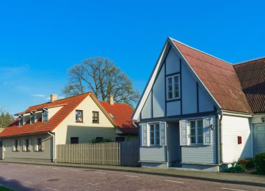 Letonya Ventspils ahşap çit ile Evler