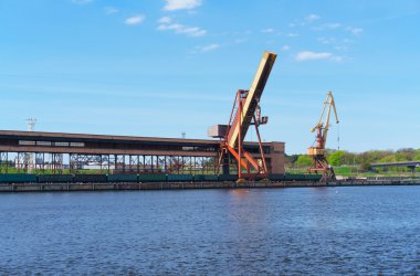 Ventspils Marina'da vinçlerin yüklenmesi