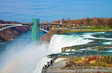 Niagara Şelalesi'nde Gökkuşağı ve Niagara Nehri üzerinde Gökkuşağı Köprüsü