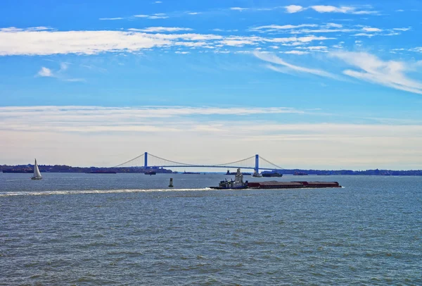 Vista aérea al puente Verrazano-Narrows sobre los estrechos — Foto de Stock