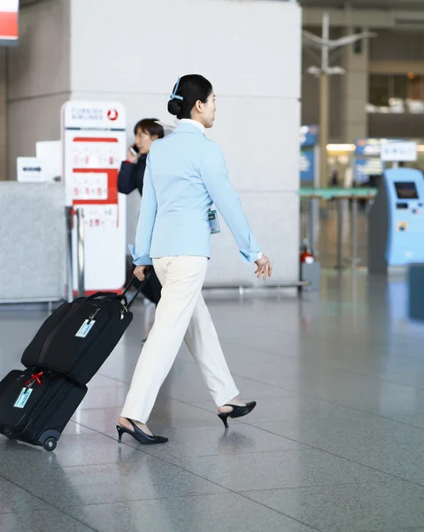 Asiatische Stewardess auf dem internationalen Flughafen incheon — Stockfoto