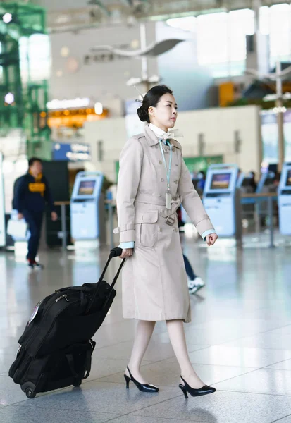 Asiatisch koreanische Stewardess auf dem internationalen Flughafen incheon — Stockfoto