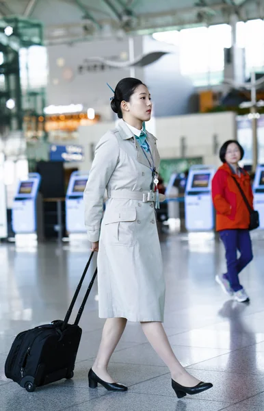 Asiatisch koreanische Stewardess auf dem internationalen Flughafen von Incheon — Stockfoto