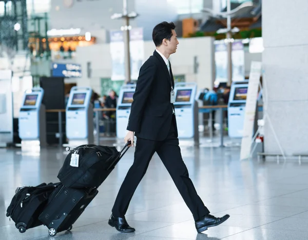 Auxiliar masculino de vuelo aéreo asiático en el aeropuerto internacional de Incheon —  Fotos de Stock