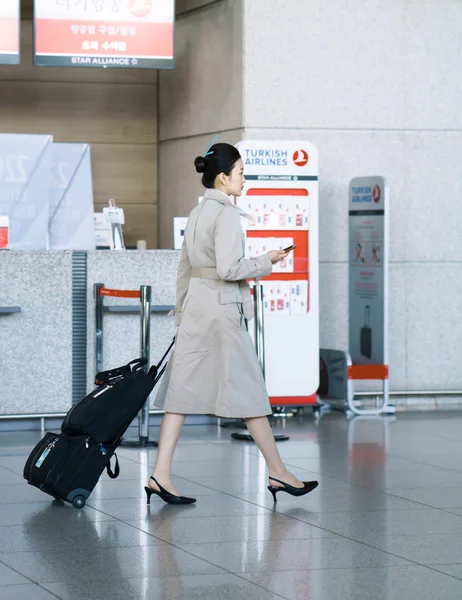 Asiatische Stewardess auf dem internationalen Flughafen von Incheon — Stockfoto