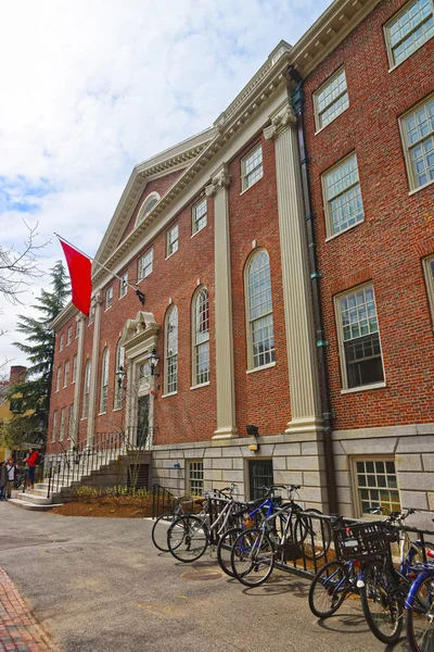 Bicicletas en Lehman Hall en la Universidad de Harvard en Cambridge — Foto de Stock