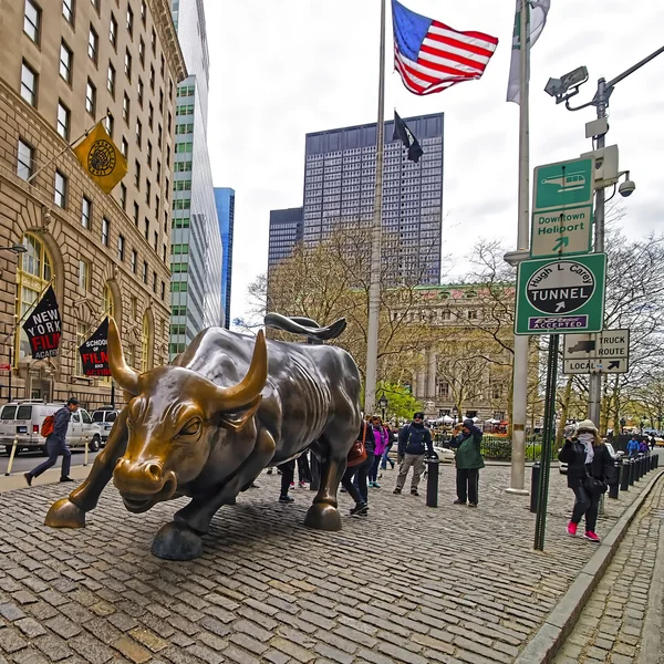 Opladen van Bull op Wall Street in de financiële wijk New York — Stockfoto
