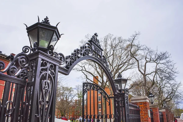 Вхідні ворота та гуртожитки у Гарвардському дворі Гарвардського Univers — стокове фото