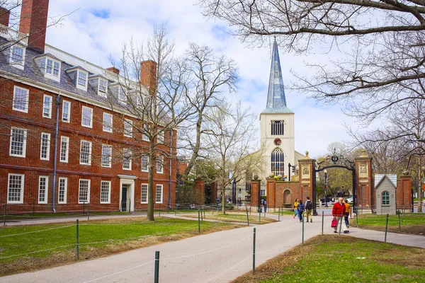 Harvard Yard'daki ilk Parish Kilisesi ve turistler