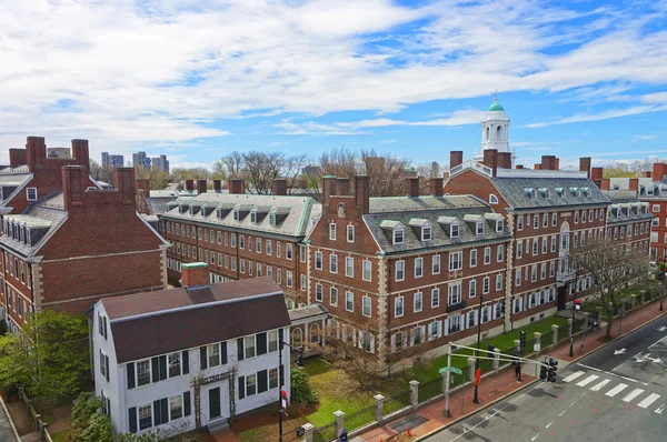 John Kennedy Street y el campanario Eliot House en Harvard Univers — Foto de Stock