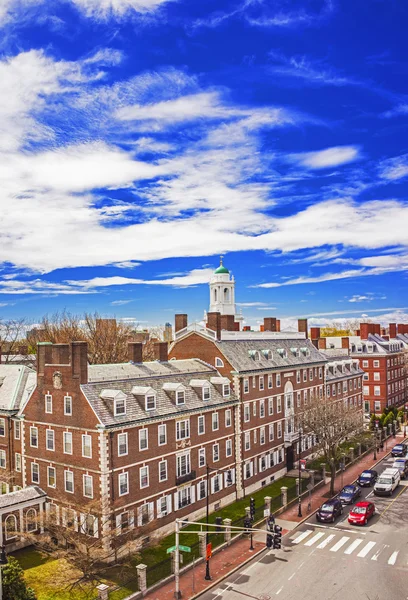 John Kennedy Street y Eliot House campanario de Harvard Univers — Foto de Stock