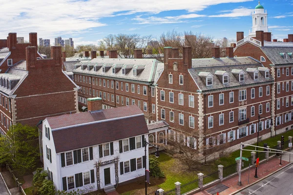 La calle Kennedy y el campanario Eliot House en la Universidad de Harvard A — Foto de Stock