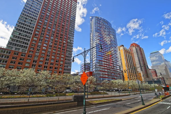 Vista rodoviária sobre arranha-céus no distrito financeiro em Lower Manhatta — Fotografia de Stock