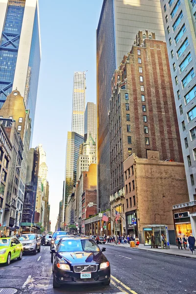 Sixth Avenue e West 57th Street em Midtown Manhattan — Fotografia de Stock