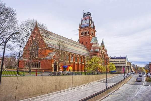 Cambridge'deki Harvard Üniversitesi'ndeki Memorial Hall'da sokak manzarası