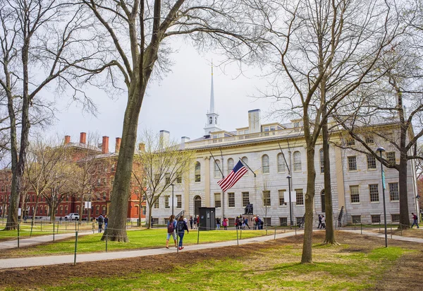 Salón Universitario y Estatua John Harvard en la Universidad de Harvard — Foto de Stock