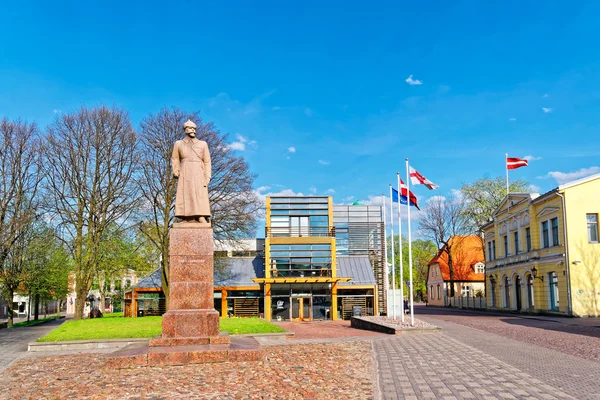 Ventspils Biblioteca y Janis Fabriciuss Monumento en Ventspils en —  Fotos de Stock