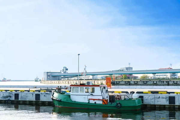 Boat on Venta River in Ventspils — Stock Photo, Image