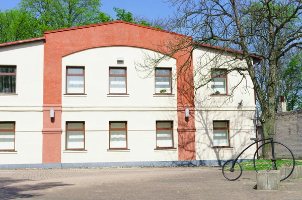 Construção e uma bicicleta em Ventspils na Letónia — Fotografia de Stock