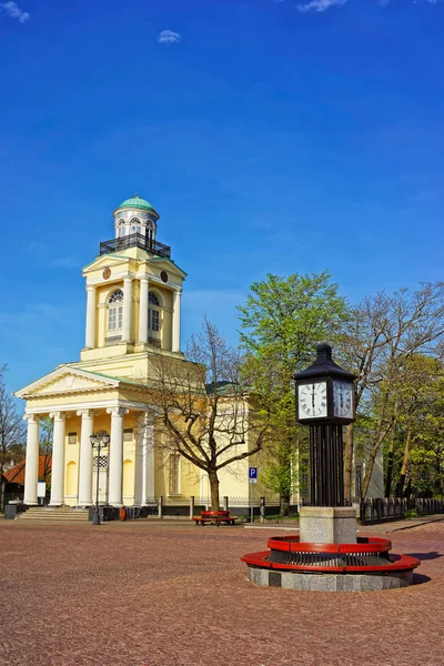 Hodiny a církev luterská Svatý Mikuláš v Ventspils — Stock fotografie