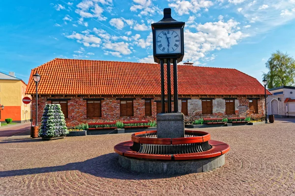 Часы на Ратушной площади Вентспилса — стоковое фото