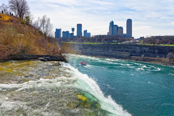 Niagara Falls and ferry in the Niagara River — Stock Photo, Image