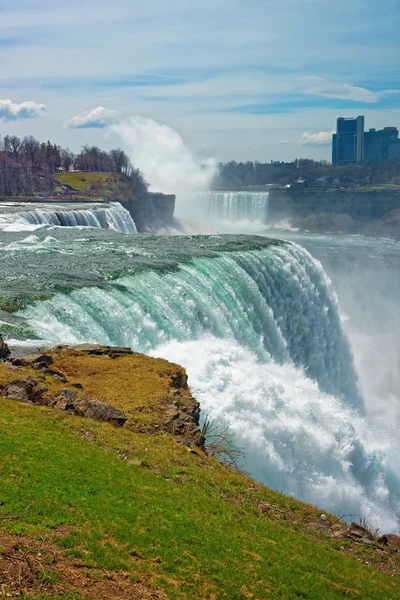 Cataratas del Niágara del lado americano y rascacielos del lado canadiense — Foto de Stock