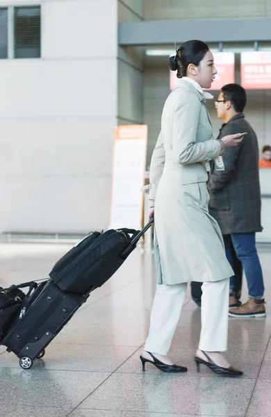 Asiatische Flugbegleiterin auf dem internationalen Flughafen von Incheon — Stockfoto