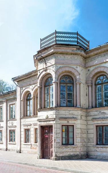 Fachada de uma casa antiga em Ventspils na Letónia — Fotografia de Stock