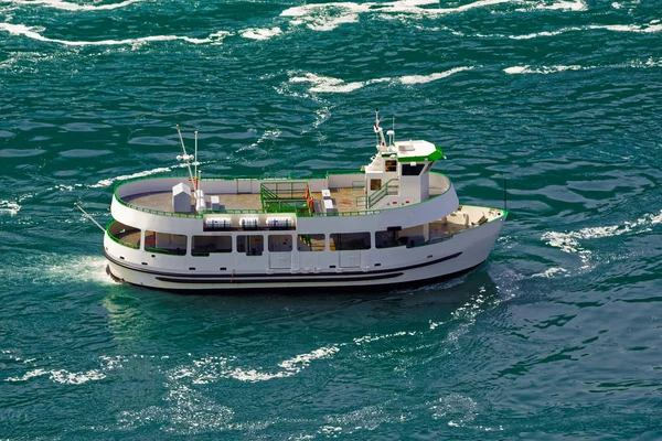 Fähre im Wasser des Niagara-Flusses — Stockfoto