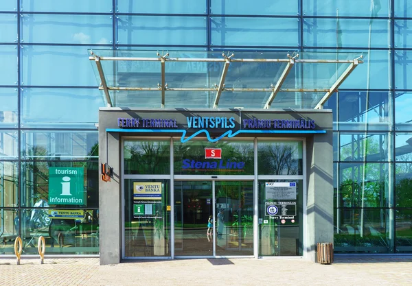 Entrada de vidrio en la terminal de ferries cerca del puerto de Ventspils —  Fotos de Stock