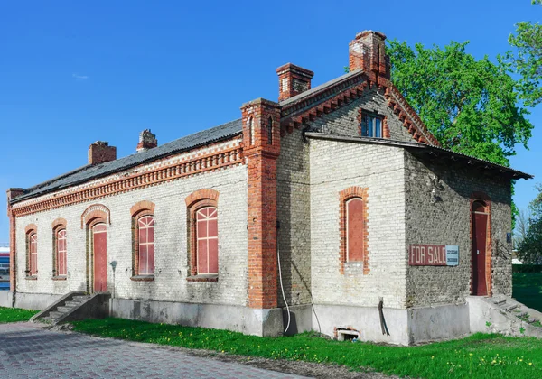 ラトビアのベンツピルスの中心部での販売のための古い建物 — ストック写真