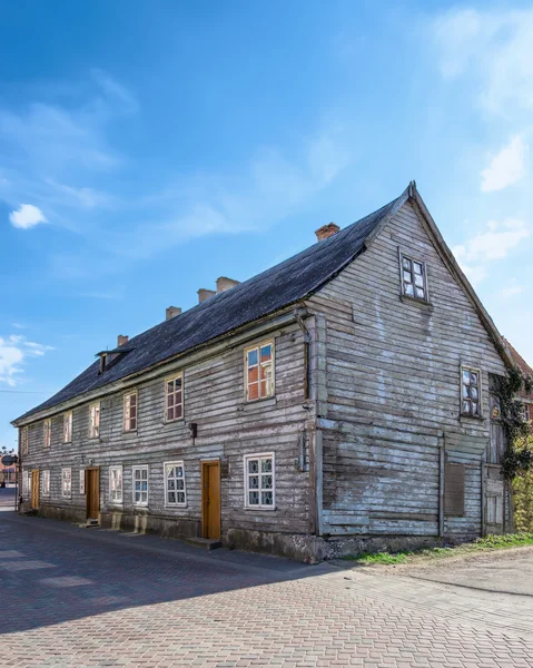 Старый деревянный дом на улицах Вентспилса в Латвии — стоковое фото