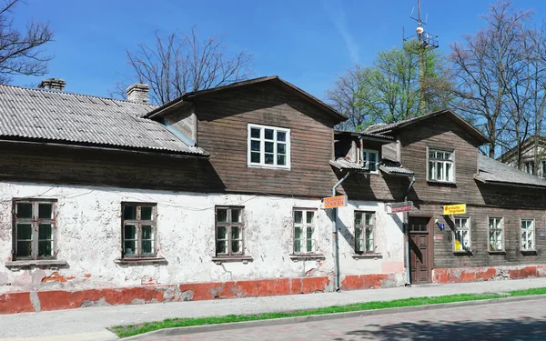 Oud houten huis in Ventspils van Letland — Stockfoto