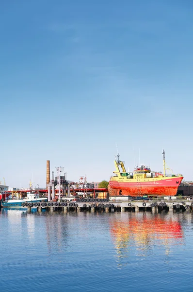 Navio e barco na Marina em Ventspils — Fotografia de Stock