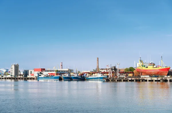 Navi e barche a Marina di Ventspils — Foto Stock